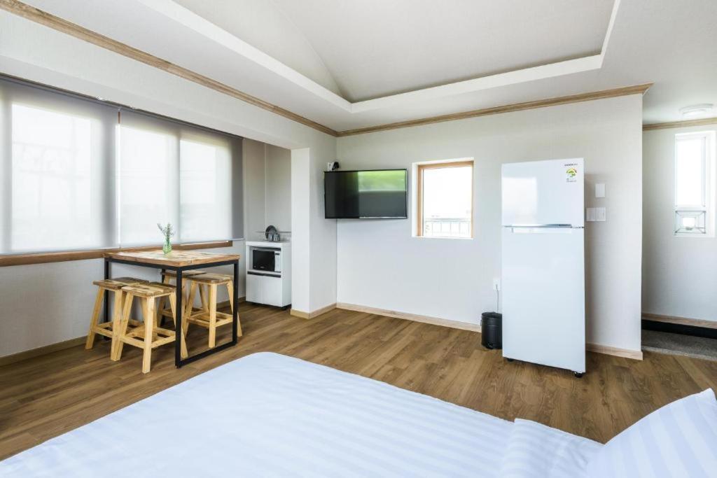 Romance Jeju Pension Экстерьер фото