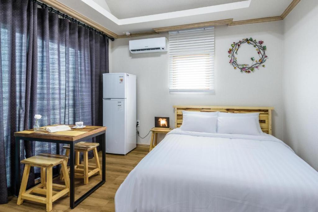 Romance Jeju Pension Экстерьер фото